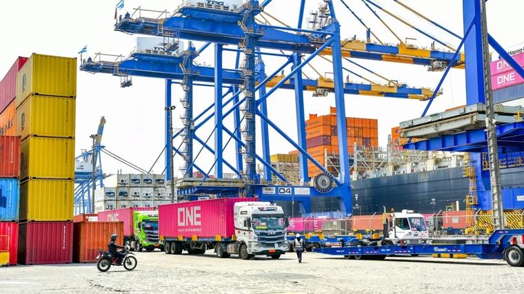 Superávit comercial de Ecuador cae 59 % pese al récord de exportaciones