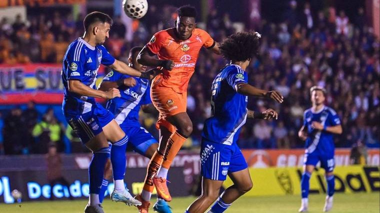 Ni para el uno ni para el otro: el hastiado y tibio empate entre Libertad FC y Emelec