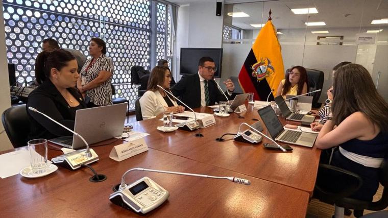 Peculado, falsificación y tráfico de influencias, los delitos que más investiga la Fiscalía en municipios y prefecturas de Ecuador