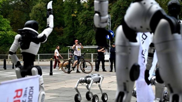 Robots humanoides marchan en Varsovia para pedir regulación de la inteligencia artificial